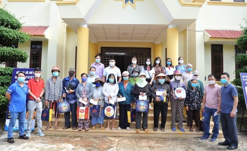 Ấm lòng những món quà từ người cầm bút